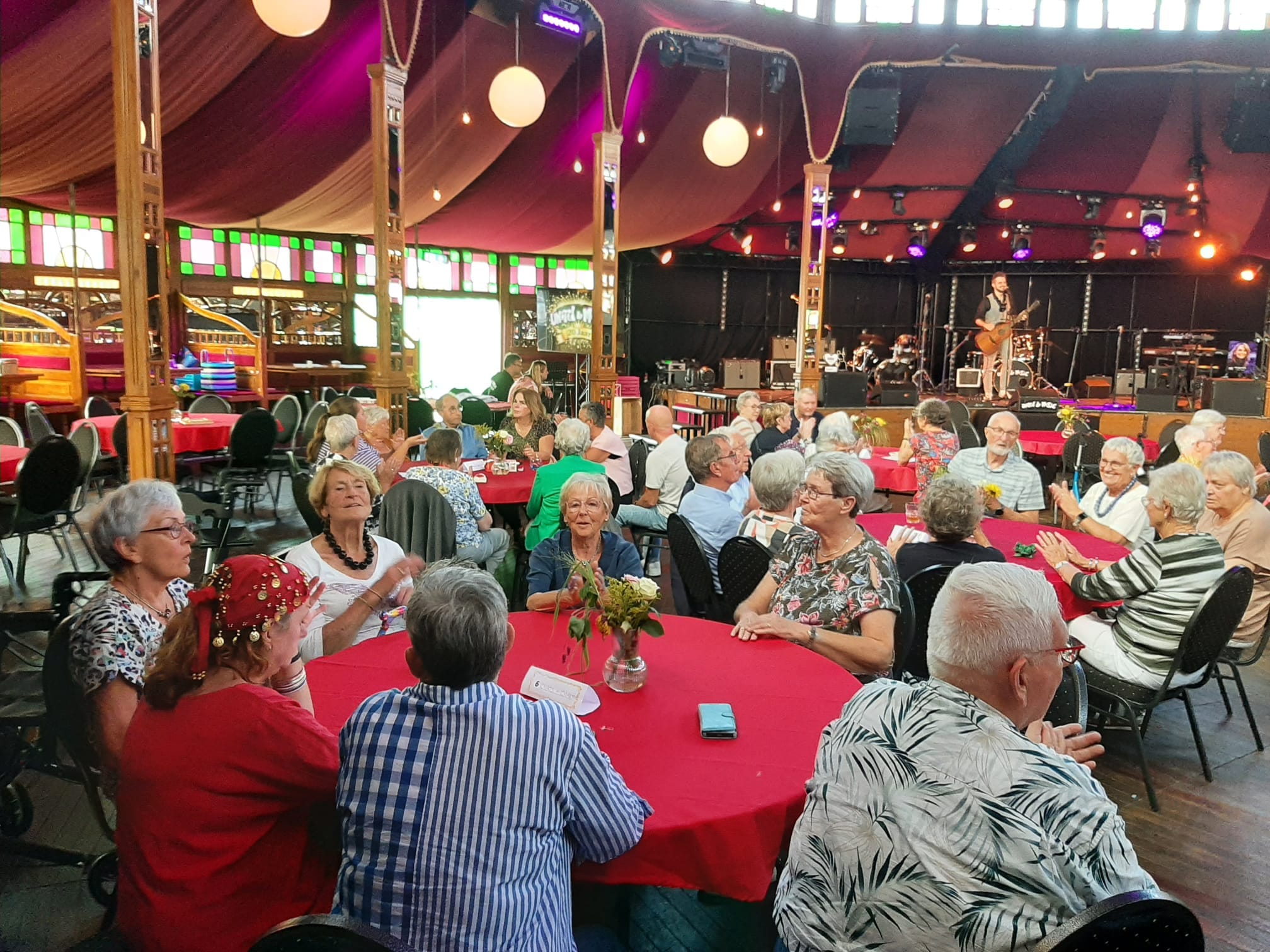 Featured image for “Feest in de Spiegeltent”